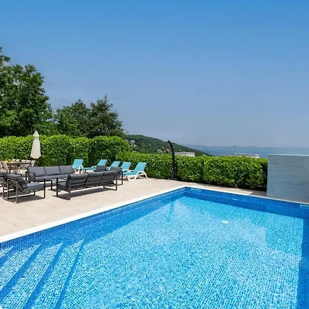 Luxury Vista With Pool And Sea View