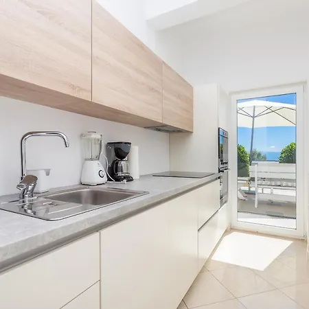 Luxury Vista With Pool And Sea View