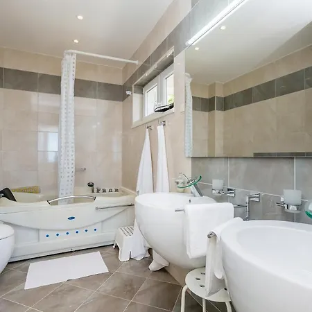 Вілла Luxury Vista With Pool And Sea View