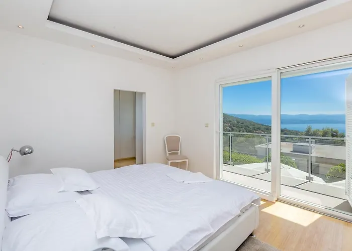 Luxury Vista With Pool And Sea View Οπατία