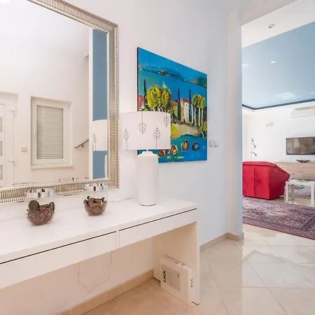 Luxury Vista With Pool And Sea View Villa *