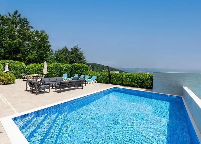 Luxury Vista With Pool And Sea View