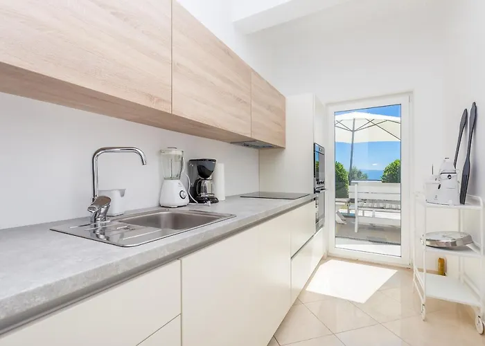 Luxury Vista With Pool And Sea View